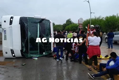Camión de turismo que salió de Minatitlán acabó volcado en el norte; más de 40 heridos