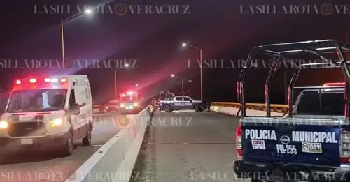 Hallan restos humanos en distribuidor vial de Poza Rica; autoridades acordonan la zona
