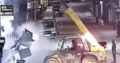 Sujetos roban cajero automático utilizando una retroexcavadora en Reino Unido