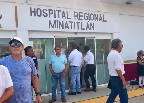 Jubilados petroleros se manifiestan por deficiencias en la atención médica de PEMEX en Minatitlán
