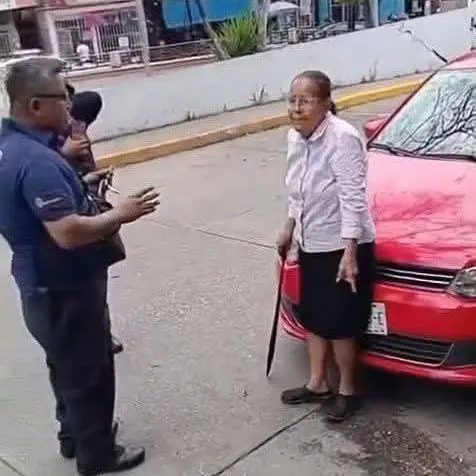 Adulta mayor enfrenta a agentes de Tránsito con un machete durante incidente en Chiapas
