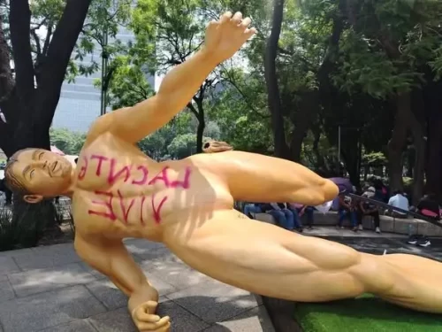 Manifestación en Paseo de la Reforma deja daños en figuras decorativas y mobiliario urbano