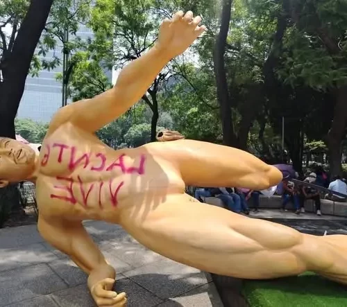 Manifestación en Paseo de la Reforma deja daños en figuras decorativas y mobiliario urbano
