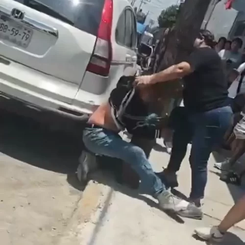 Presunto ladrón es retenido por vecinos; su madre acude al lugar tras el incidente
