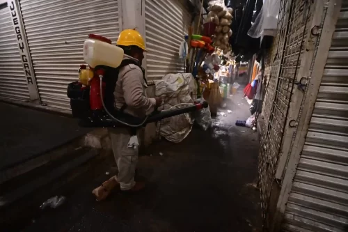 Realizan jornada de fumigación en mercado y zona centro para prevenir enfermedades