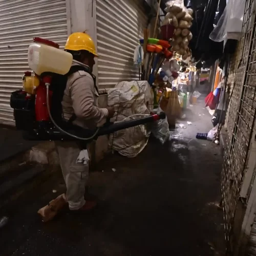 Realizan jornada de fumigación en mercado y zona centro para prevenir enfermedades