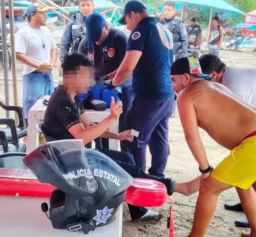 Guardavidas arriesgan su vida y  rescatan a joven en playas de Veracruz