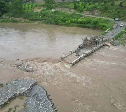 Colapsa puente provisional entre Veracruz y Puebla tras crecida del río San Marcos