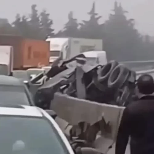 Conductor resulta prensado tras volcadura de tráiler en la carretera Perote-Xalapa