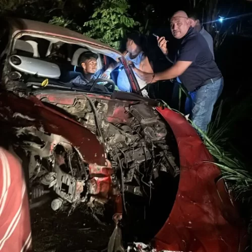 Automovilista queda prensado tras impactarse contra tráiler en la carretera La Tinaja-Ciudad Alemán