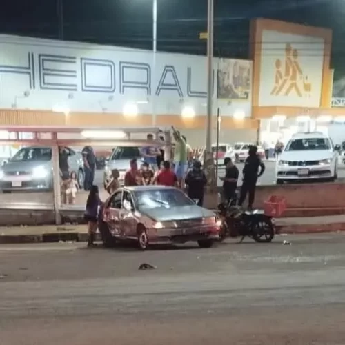Percance vehicular deja daños materiales frente a Chedraui en San Andrés Tuxtla