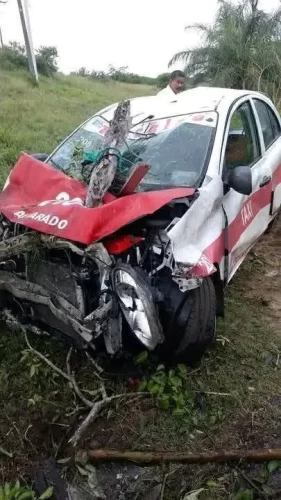 Taxi queda destrozado tras aparatoso accidente en la carretera federal