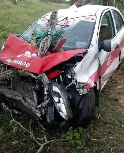 Taxi queda destrozado tras aparatoso accidente en la carretera federal