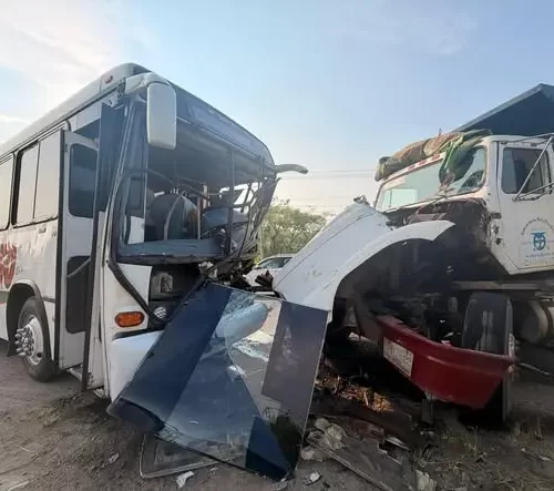 Choque entre autobús y camión de volteo deja al menos 20 lesionados en la Transístmica