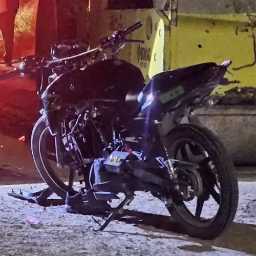 Muere adolescente al chocar su motocicleta contra una aplanadora en Comitán