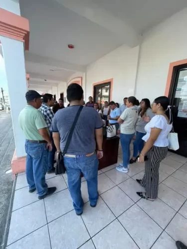Trabajadores sindicalizados protestan en Palacio Municipal de Catemaco por retraso en prestación