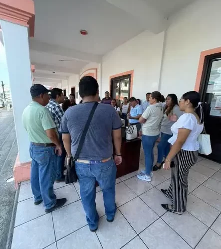 Trabajadores sindicalizados protestan en Palacio Municipal de Catemaco por retraso en prestación