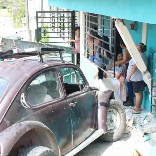 Muere mujer de 77 años tras ser arrollada por vehículo que se impactó contra vivienda en Las Choapas