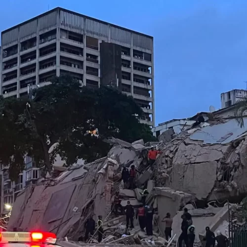 Fuerte sismo de magnitud 7.1 sacude Venezuela; reportan daños y labores de rescate