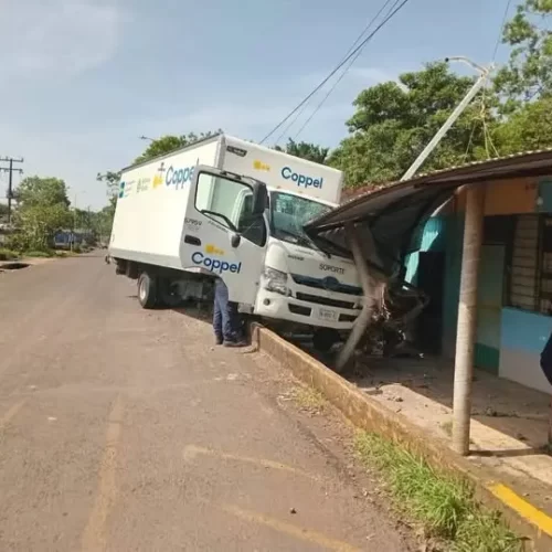 Camioneta se impacta contra una vivienda en Sontecomapan