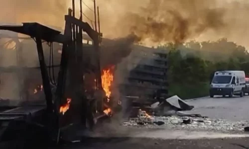 Mueren dos operadores tras choque e incendio de tráileres en Pánuco