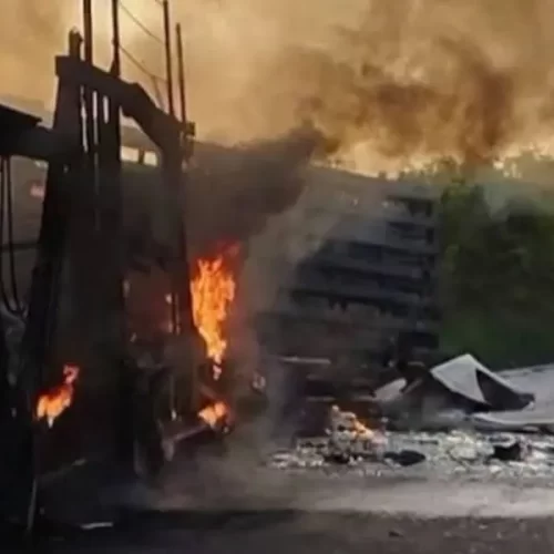 Mueren dos operadores tras choque e incendio de tráileres en Pánuco