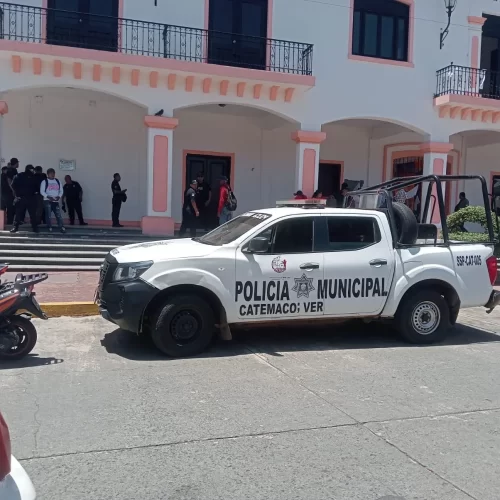 Toman Palacio Municipal de Catemaco; exigen atención y renuncia del alcalde