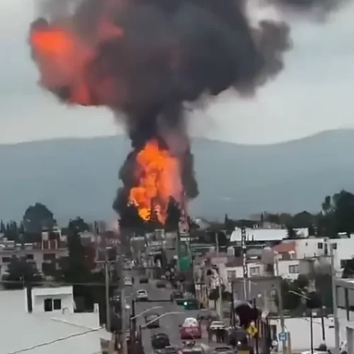 Explosión en almacenamiento de pipas obliga a evacuar a más de mil 700 estudiantes en Tepeaca