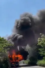 Casa rodante se incendia sobre la carretera federal 180 en Santiago Tuxtla