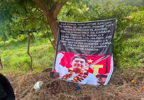 Aparecen lonas con señalamientos contra alcalde de Tatahuicapan; edil niega acusaciones y denuncia campaña de desprestigio