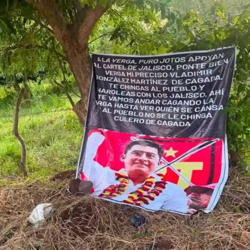 Aparecen lonas con señalamientos contra alcalde de Tatahuicapan; edil niega acusaciones y denuncia campaña de desprestigio