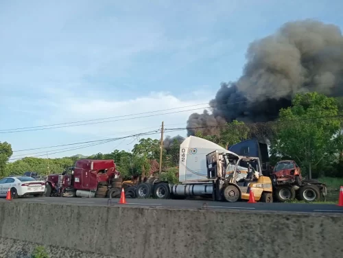 Columnas de humo negro alertan en la carretera 180; incendio consume corralón entre San Andrés Tuxtla y Catemaco