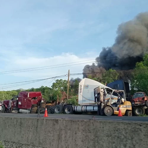 Columnas de humo negro alertan en la carretera 180; incendio consume corralón entre San Andrés Tuxtla y Catemaco