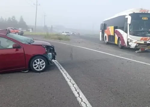 Tres personas pierden la vida tras choque entre autobús AU y automóvil en la carretera Perote-Altotonga