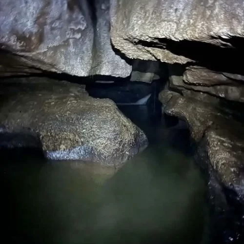 Intensa movilización por familia atrapada en gruta tras crecida de agua en Cuetzalan