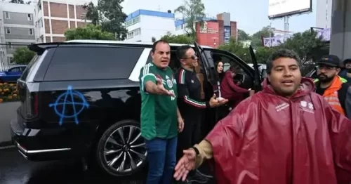 Vandalizan camioneta de Cuauhtémoc Blanco rumbo al México vs Inglaterra; manifestantes lanzan reclamos por su gestión