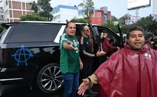 Vandalizan camioneta de Cuauhtémoc Blanco rumbo al México vs Inglaterra; manifestantes lanzan reclamos por su gestión