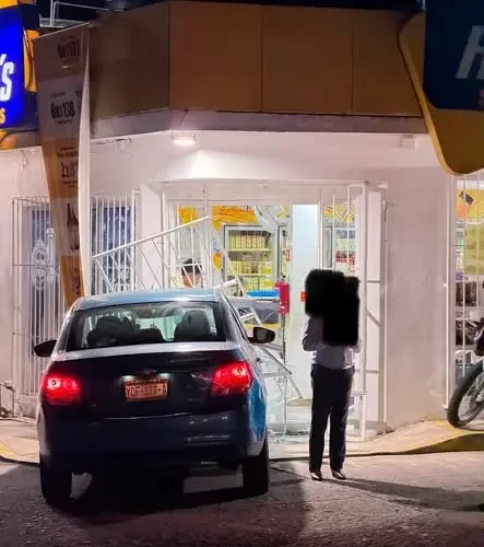 Automóvil se impacta contra barras de protección en la calle Guillermo Prieto, en Catemaco