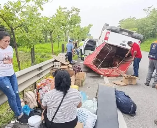 Vuelca camioneta de pasajeros en la carretera Las Choapas–Ocozocoautla; todos los ocupantes sobreviven