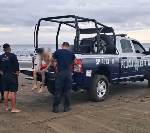 Rescatan con vida a dos menores que estuvieron a punto de ahogarse en playa de Chachalacas