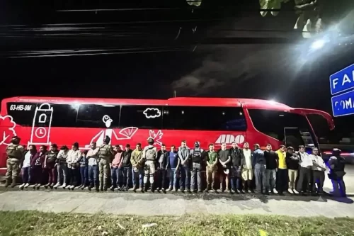 Detienen a operador de autobús ADO por presunto tráfico de personas