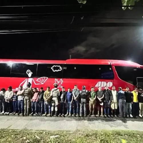 Detienen a operador de autobús ADO por presunto tráfico de personas