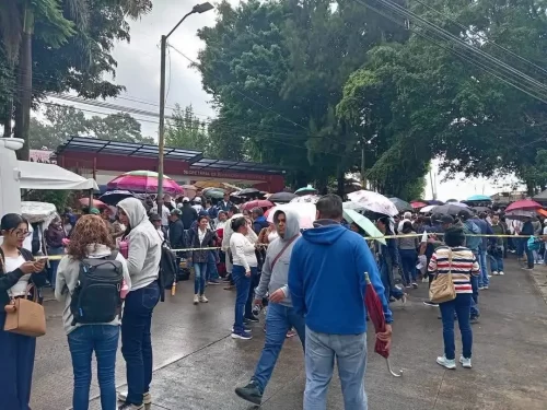 Docentes de la Sección 32 del SNTE toman instalaciones de la SEV para exigir cumplimiento de acuerdos