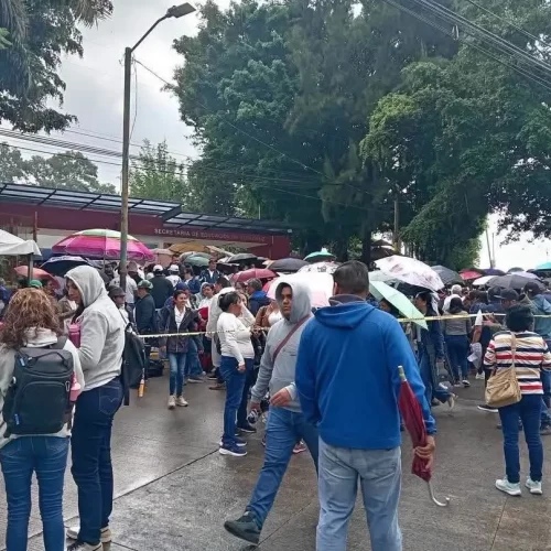 Docentes de la Sección 32 del SNTE toman instalaciones de la SEV para exigir cumplimiento de acuerdos