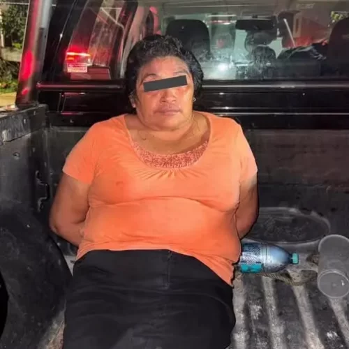 Detienen a mujer por presuntamente atacar con cuchillos a su hijastro de 14 años en Puerto Morelos