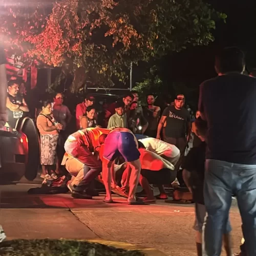 Motocicleta y taxi protagonizan fuerte accidente en la carretera federal 180, en Catemaco