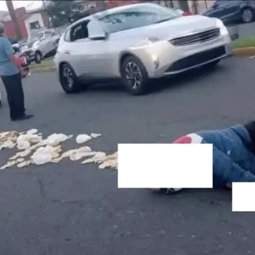 ¡Quedaron regadas las tortillas! Motociclista resulta lesionado tras fuerte accidente en Orizaba