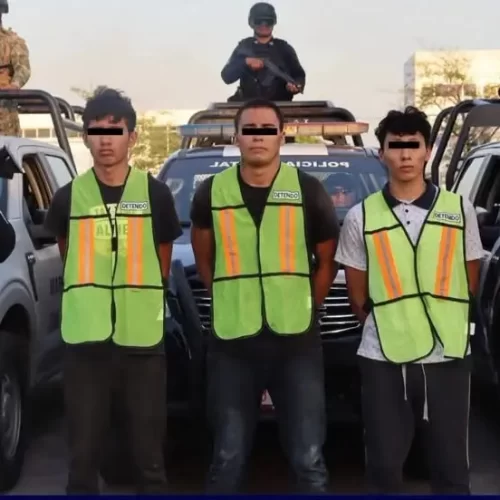 Detienen a tres personas que transportaban un cadáver en la cajuela de una camioneta en Villahermosa