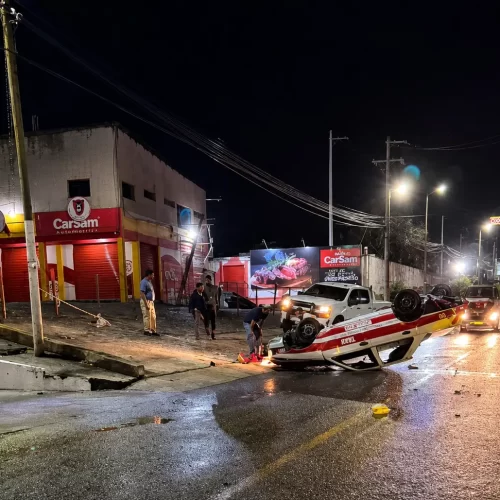 Aparatosa volcadura de taxi sobre el bulevar 5 de Febrero deja un lesionado