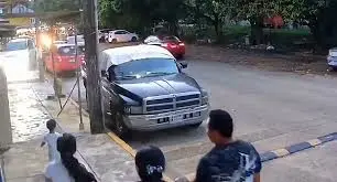 Familia se salva de ser atropellada por camioneta fuera de control en Cosoleacaque